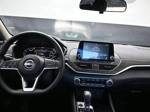 Used 2024 Nissan Altima 2.5 SV FWD image 19