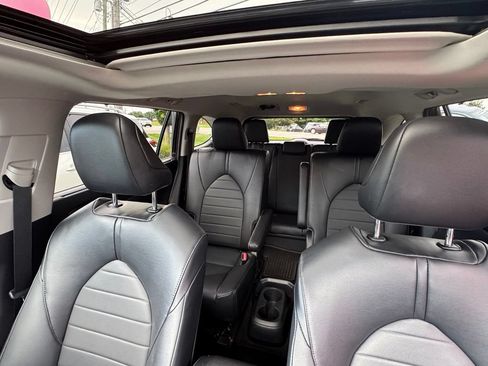 Used 2022 Toyota Highlander XLE AWD/4WD image 19