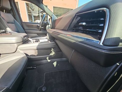 Used 2025 Chevrolet Tahoe Premier AWD/4WD image 31