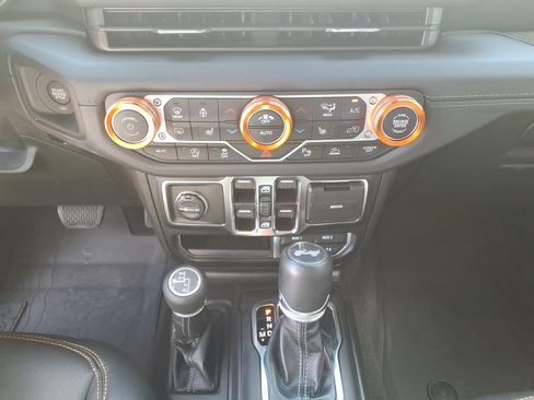 Used 2025 Jeep Wrangler Unlimited Sahara AWD/4WD image 24