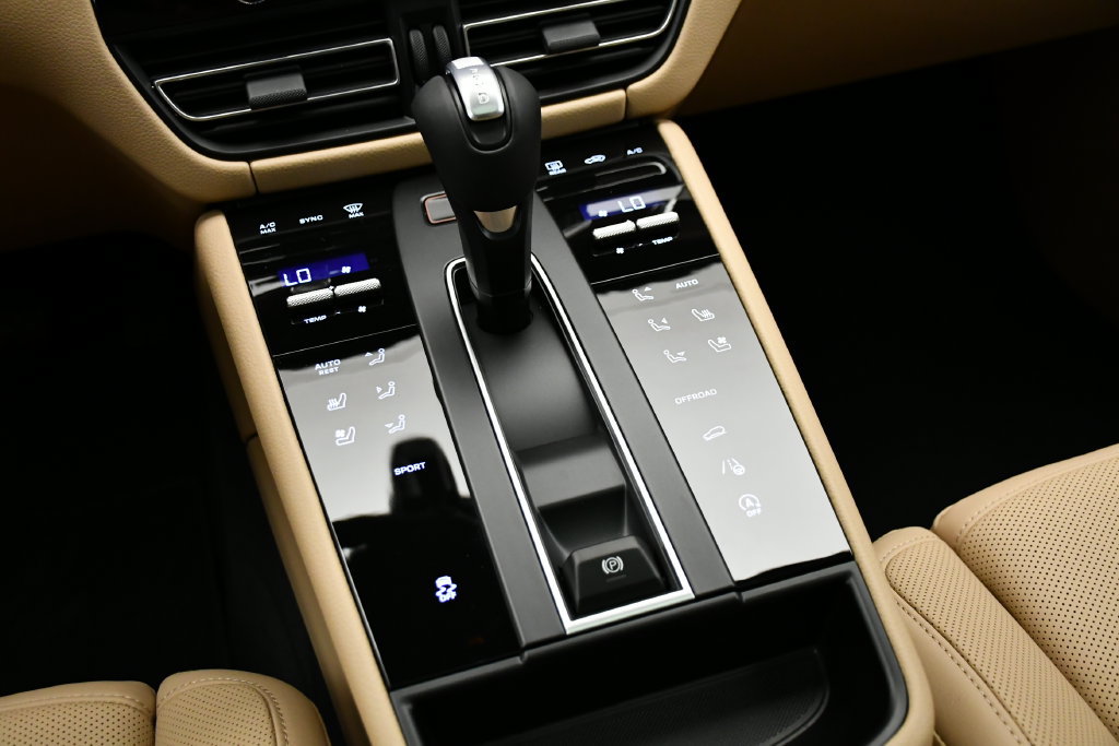Certified 2026 Porsche Macan Turbo AWD/4WD image 31