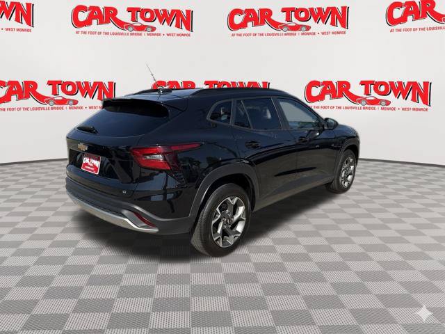 Used 2025 Chevrolet Trax LT w/ LT Convenience Package FWD image 3
