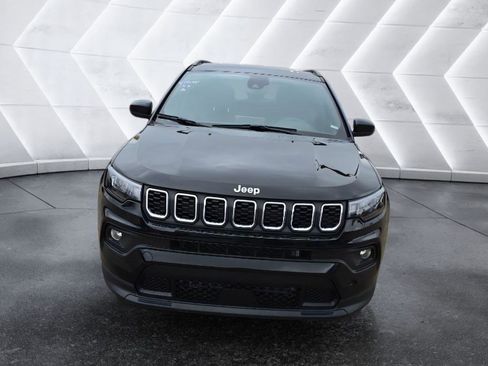 Used 2025 Jeep Compass Latitude image 2