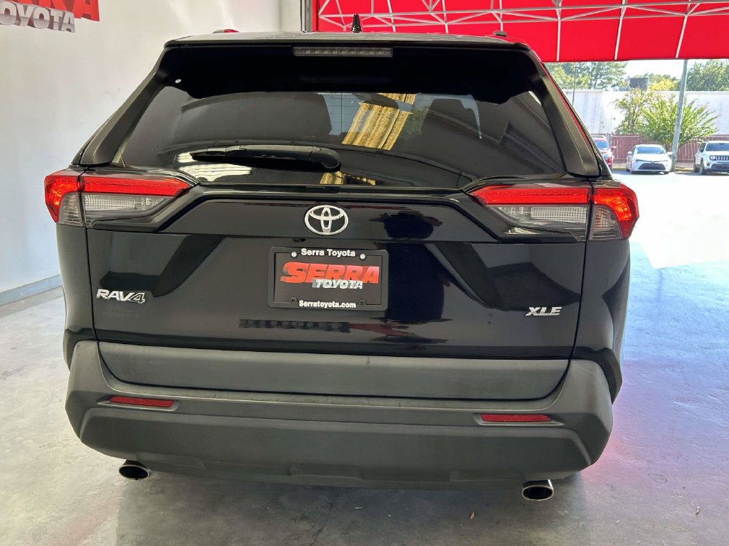Used 2021 Toyota RAV4 XLE Premium FWD image 4