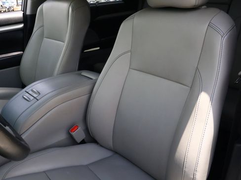 Used 2019 Toyota Highlander XLE FWD image 12