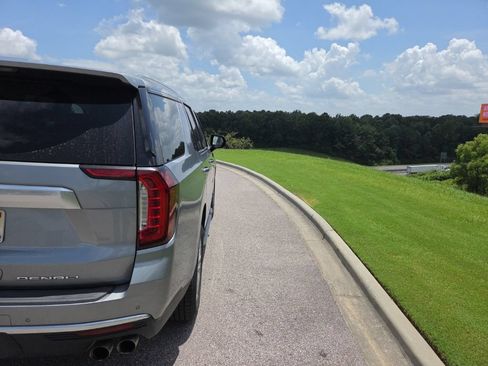 Used 2024 GMC Yukon Denali AWD/4WD image 8