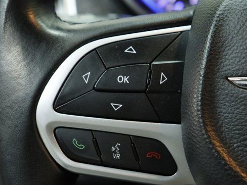 Used 2017 Chrysler 300 Limited RWD image 11