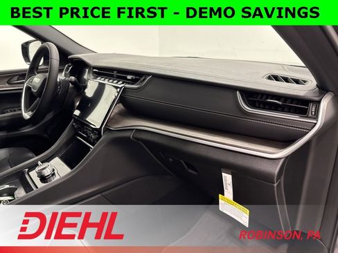 New 2025 Jeep Grand Cherokee Limited w/ Black Appearance Package image 17