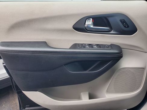 Used 2022 Chrysler Pacifica Touring-L FWD image 8