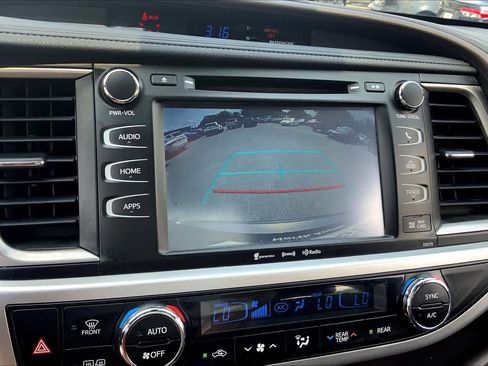 Used 2017 Toyota Highlander XLE image 26