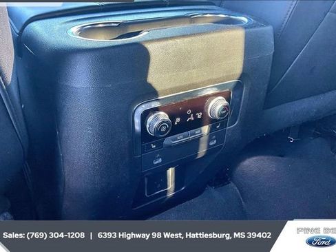 Used 2022 GMC Yukon SLT w/ SLT Luxury Package image 25