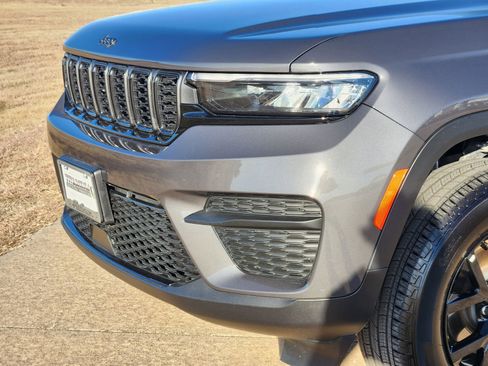 Used 2025 Jeep Grand Cherokee 4WD image 10