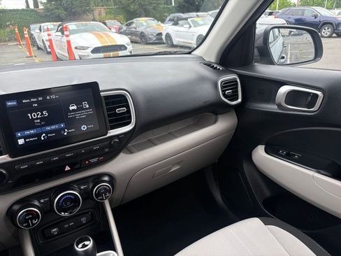 Used 2025 Hyundai Venue SEL image 35