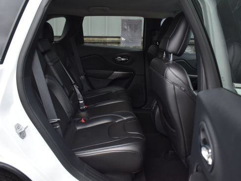 Used 2019 Jeep Cherokee Latitude Plus FWD image 23