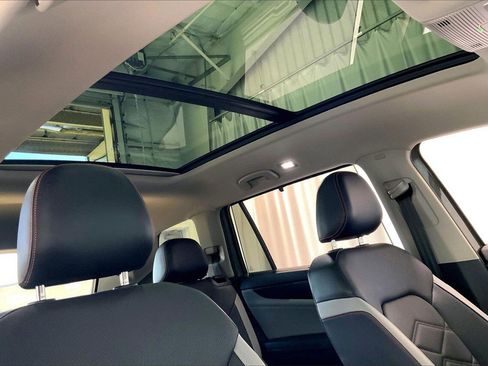 Used 2024 Volkswagen Atlas Peak Edition SE image 27