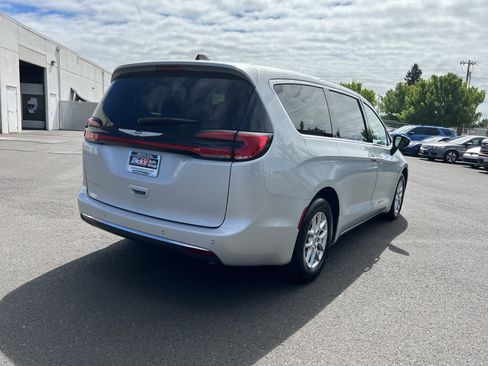 Used 2024 Chrysler Pacifica Touring-L FWD image 5