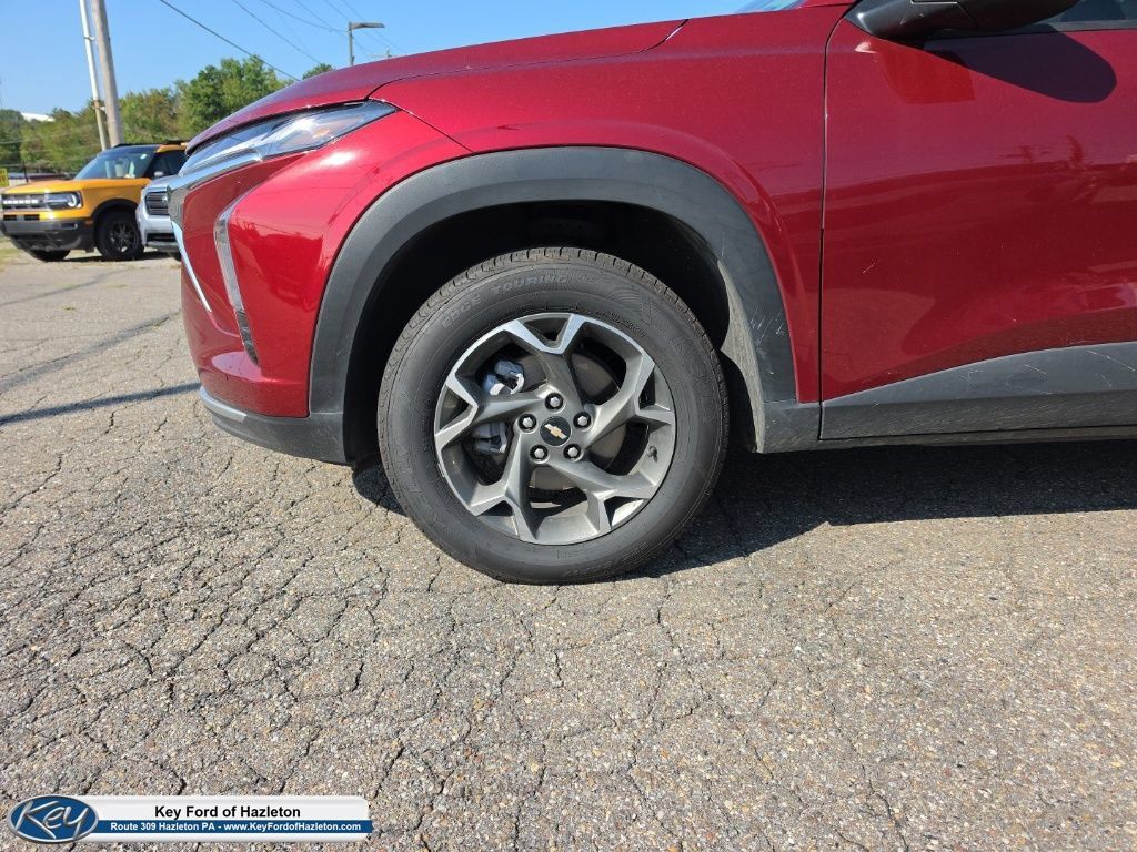 Used 2025 Chevrolet Trax LT FWD image 4