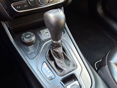 Used 2019 Jeep Cherokee Latitude Plus w/ Cold Weather Group image 16