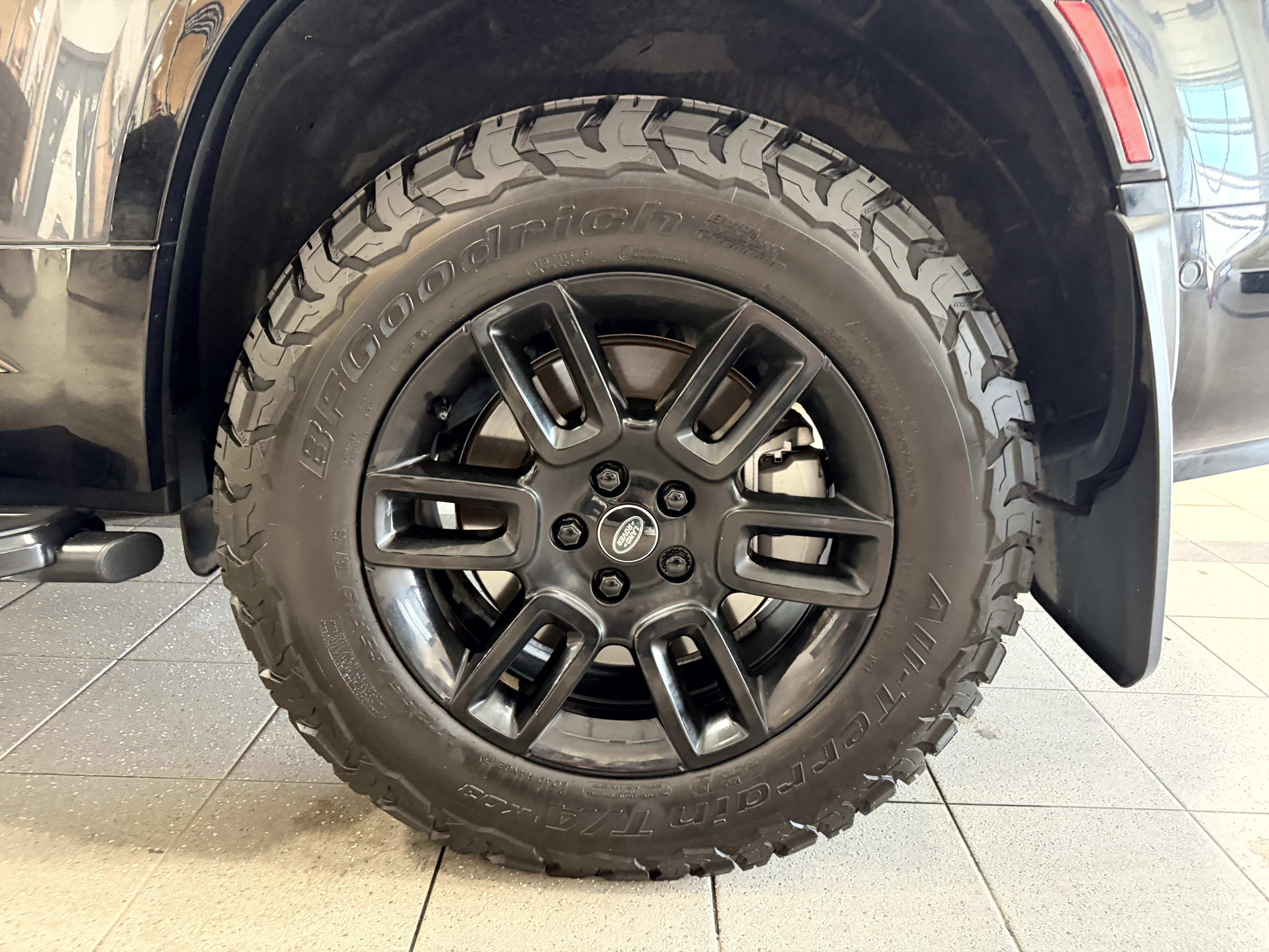 Used 2023 Land Rover Defender 130 X-Dynamic SE AWD/4WD image 9
