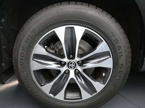 Used 2023 Toyota Highlander XLE AWD/4WD image 18