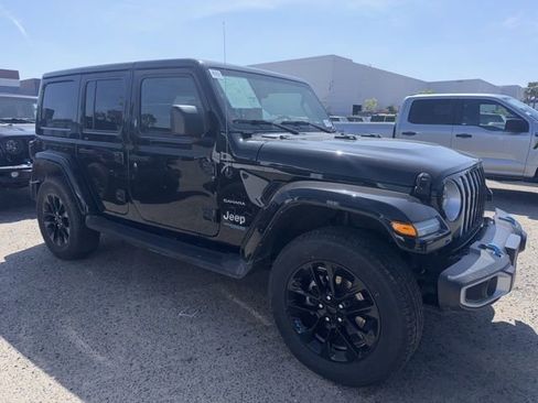 Used 2022 Jeep Wrangler Unlimited Sahara w/ Cold Weather Group AWD/4WD image 4