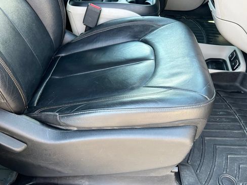 Used 2017 Chrysler Pacifica Touring-L FWD image 16