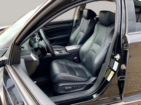 Used 2018 Honda Accord Touring image 7