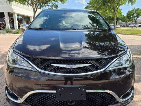 Used 2017 Chrysler Pacifica Limited FWD image 2