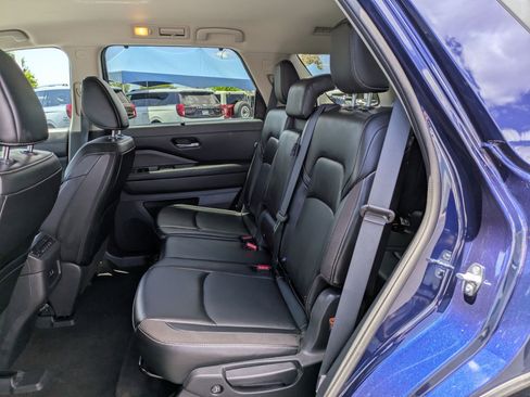 Used 2024 Nissan Pathfinder SL AWD/4WD image 27