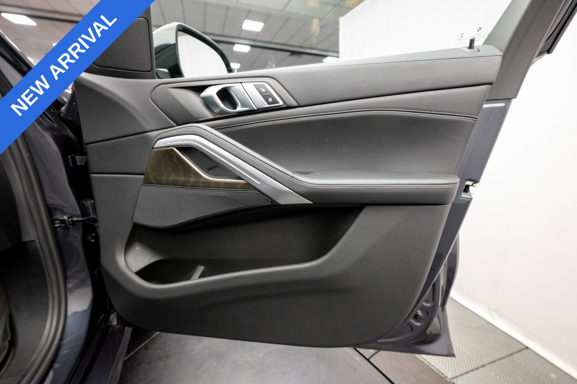 Used 2022 BMW X6 xDrive40i w/ M Sport Package AWD/4WD image 26