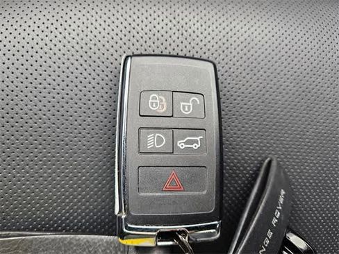 Used 2025 Land Rover Range Rover SE image 38