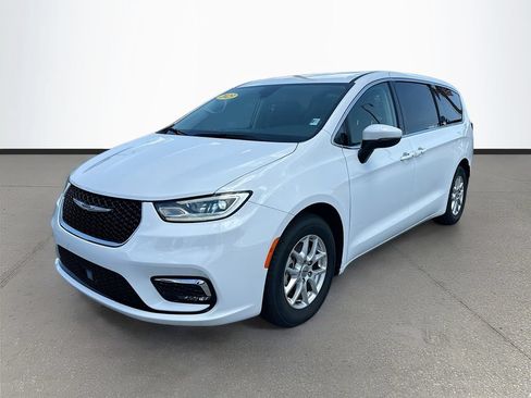 Used 2023 Chrysler Pacifica Touring-L FWD image 3