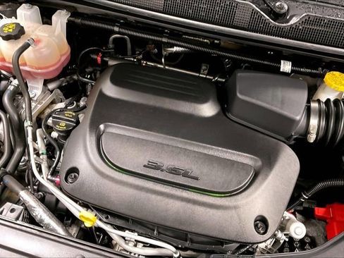 Used 2025 Chrysler Pacifica Limited FWD image 36