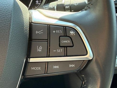 Used 2021 Toyota Highlander XLE AWD/4WD image 20