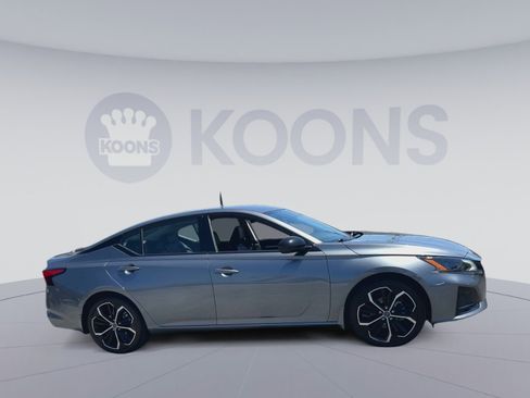 Used 2023 Nissan Altima 2.5 SR FWD image 2