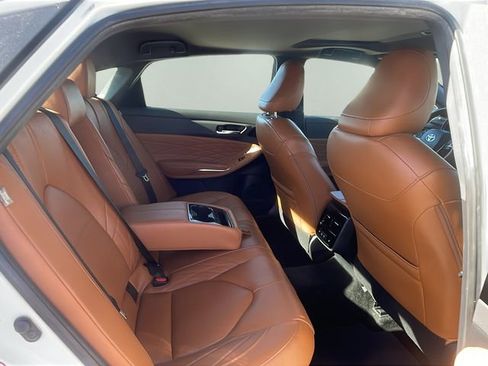 Used 2019 Toyota Avalon Limited image 16