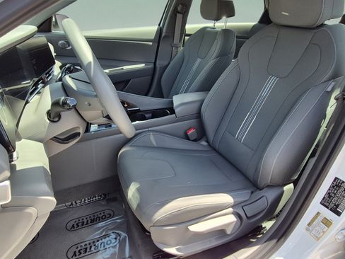Certified 2024 Hyundai Elantra Blue FWD image 18