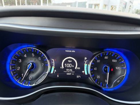 Used 2023 Chrysler Pacifica Touring-L image 15