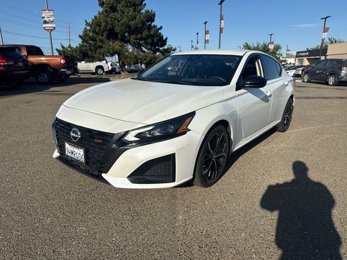 Certified 2023 Nissan Altima 2.5 SR FWD image 1