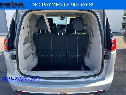 Used 2023 Chrysler Pacifica Touring-L FWD image 6