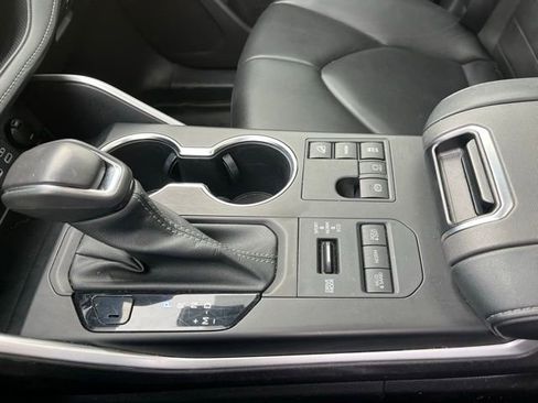 Used 2023 Toyota Highlander XLE image 29
