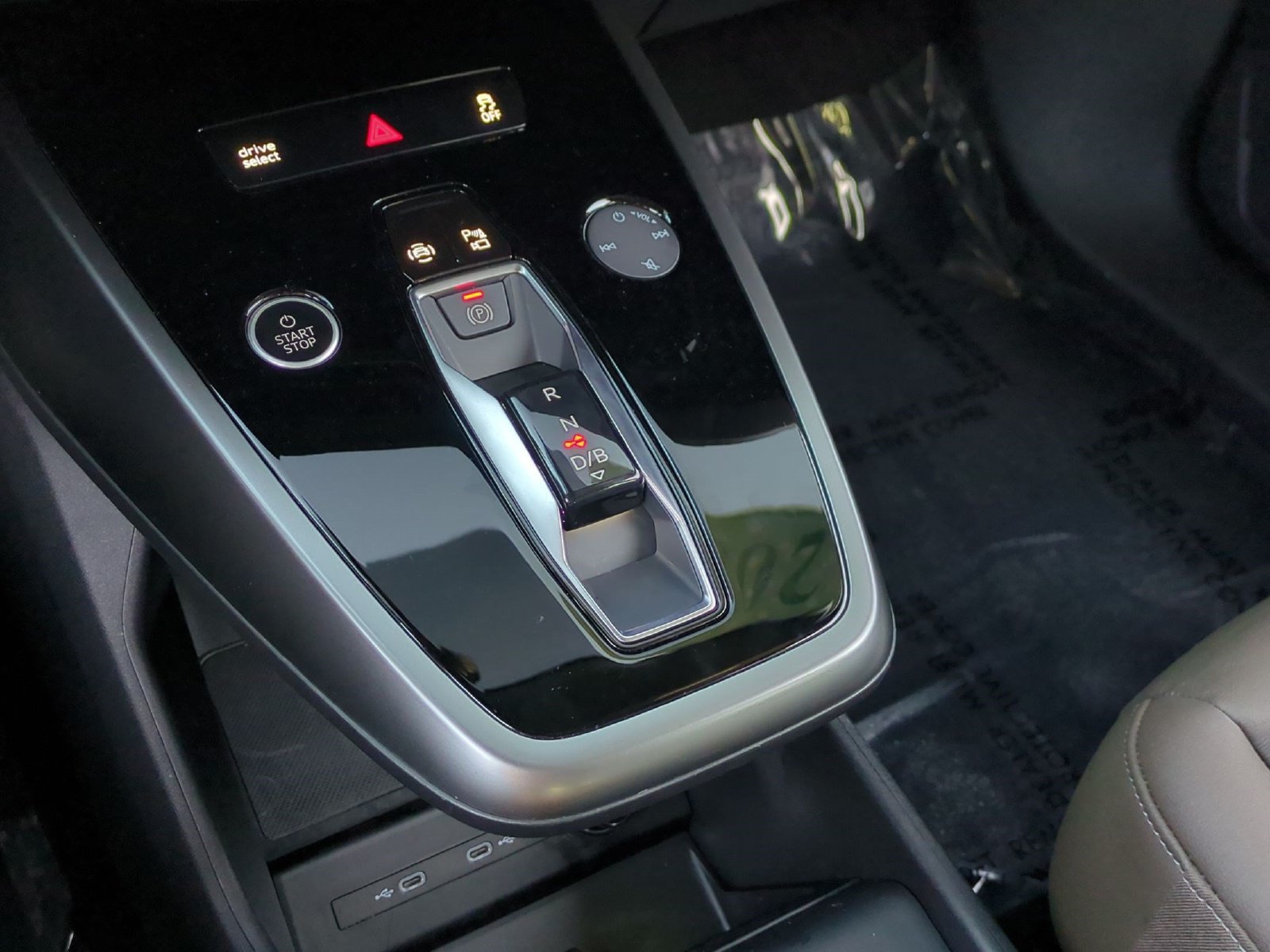 Used 2024 Audi Q4 e-tron Premium Plus w/ Premium Plus RWD image 14