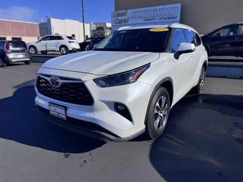 Used 2022 Toyota Highlander XLE image 2