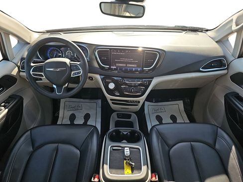 Used 2023 Chrysler Pacifica Touring-L image 12