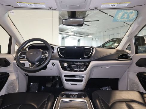 Used 2023 Chrysler Pacifica Touring-L FWD image 26