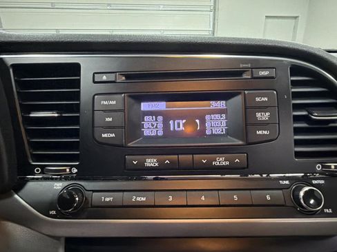 Used 2017 Hyundai Elantra SE image 19