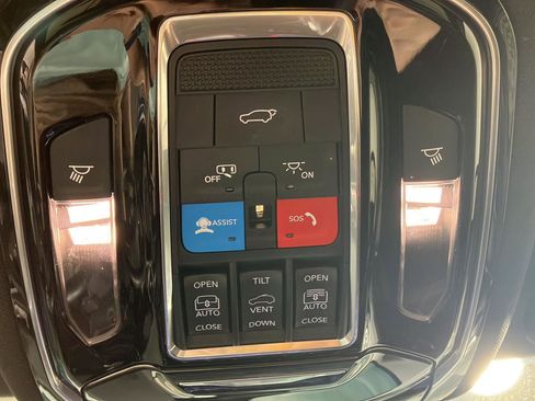 Used 2022 Jeep Grand Cherokee Overland AWD/4WD image 24
