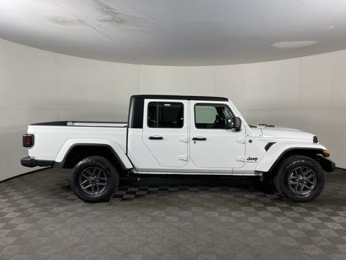 Used 2025 Jeep Gladiator Sport image 5