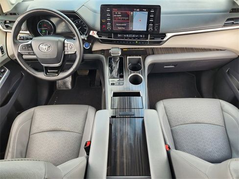 Used 2021 Toyota Sienna Limited image 25