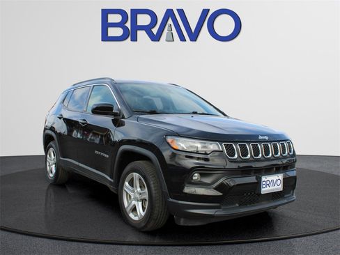Used 2024 Jeep Compass Latitude image 3